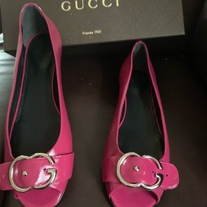 Gucci peep toe flats